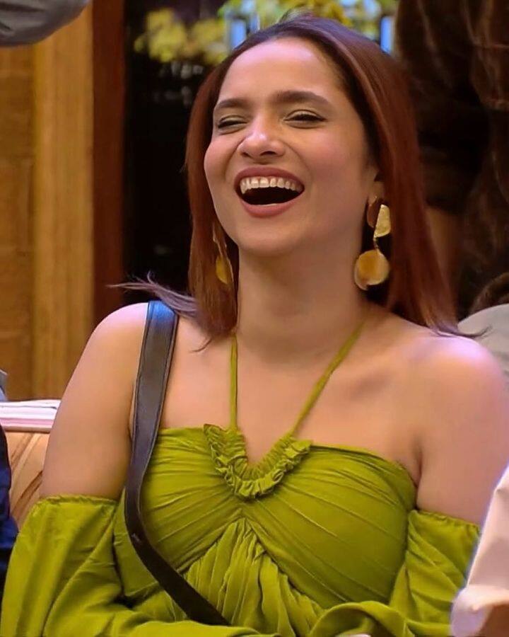 या व्हिडीओमध्ये अभिनेत्री मुनव्वर फारुकीसोबत सुशांतच्या अंत्यसंस्काराबद्दल भाष्य करताना दिसत आहे. मुनव्वर अंकिताला एक शायरी ऐकवतो. त्यानंतर अभिनेत्री 'एमएस धोनी : द अनटोल्ड स्टोरी' या सिनेमातील गाणं गुणगुणायला सुरू करते.