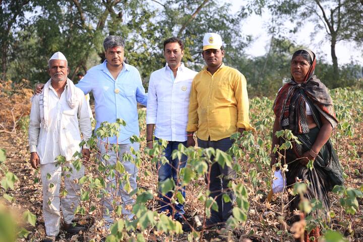 दरम्यान, याबाबत रोहित पवार यांनी ट्वीट म्हटले आहे की, आज युवा संघर्ष यात्रेदरम्यान कापूस उत्पादक शेतकरी कुटुंबाशी संवाद साधला.
