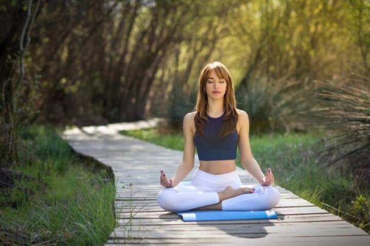 ऐसे में जरूरी है कि योग औऱ डाइट के साथ साथ आप सेहत को फिट और दुरुस्त रखने के लिए इन बुरी आदतों को तुरंत दूर कर दें. चलिए जानते हैं कि किस तरह की बुरी आदतें आपकी सेहत चौपट कर सकती हैं.