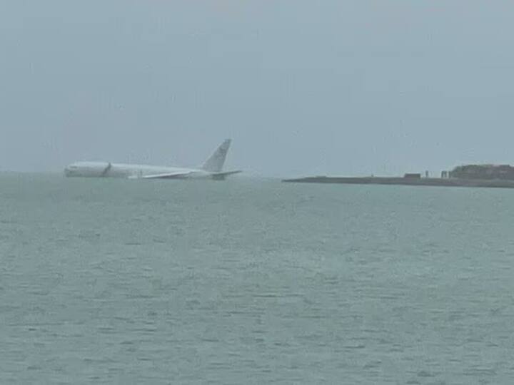 US military plane skidded off runway and plunged into sea nine injured समंदर में जा गिरा यूएस नेवी का विमान, 9 घातक मरीन कमांडो ने तैरकर बचाई जान