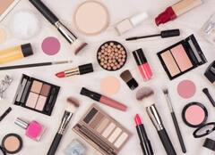 Jyotish Shastra: શાસ્ત્રો અનુસાર સૌભાગ્યવતી સ્ત્રીઓએ શ્રૃંગારની આ વસ્તુઓ બીજા સાથે ન કરવી જોઈએ શેર, ખતરામાં પડી શકે છે સુહાગ