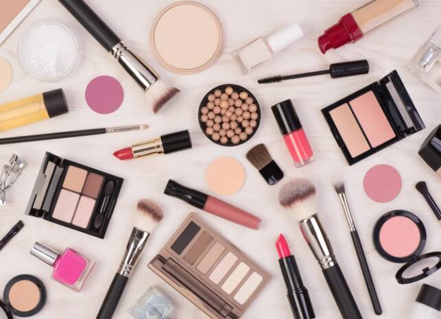 શાસ્ત્રોમાં વિવાહિત મહિલાના મેકઅપની વસ્તુઓ વિશે જણાવવામાં આવ્યું છે, જેને ક્યારેય બીજા સાથે શેર ન કરવી જોઈએ. જો તમે આમ કરશો તો તમારે પરેશાનીઓનો સામનો કરવો પડી શકે છે.