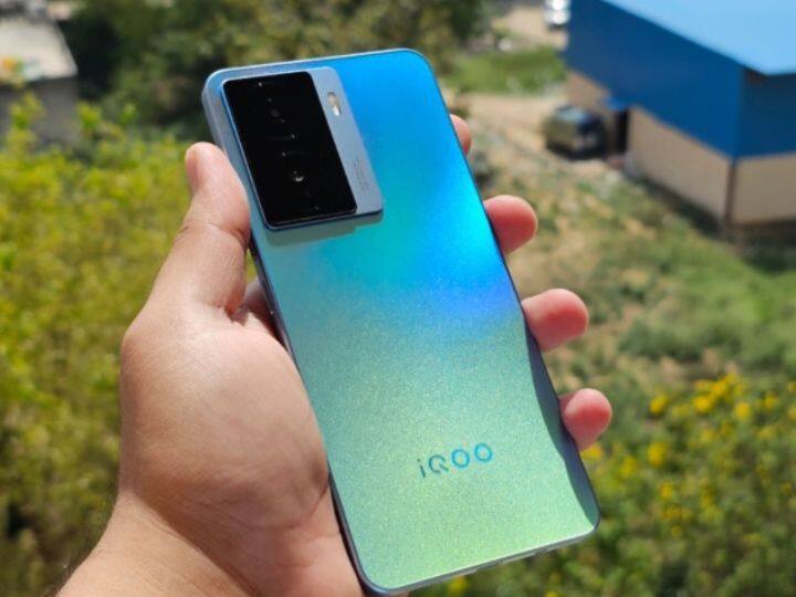 IQOO Z7s 5G: आईक्यू का ये भी एक बढ़िया फोन है. इस फोन में 4500 एमएएच की बैटरी, स्नैपड्रैगन 695 प्रोसेसर और 6.38 इंच की एचडी + डिस्प्ले मिलती है. फोन की कीमत 16,999 रुपए है. स्मार्टफोन में सिक्योरिटी के लिए इन-डिस्पले फिंगरप्रिंट सेंसर मिलता है.
