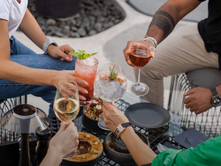 जब दोस्तों के साथ आउटिंग पर जाना हो या किसी जन्मदिन पार्टी का आयोजन हो, तो आजकल ड्रिंक्स लगभग हर तरह के इवेंट के लिए सबसे पसंदीदा स्टार्टर बन गया हैं. जब बात ड्रिंक्स की होती है, तो आज हम उन ड्रिंक्स के बारे में बात करेंगे, जिन्हें अधिकतर महिलाएं पसंद करती हैं. कॉकटेल्स में 45 प्रतिशत अल्कोहल होता है. इसमें रम और व्हिस्की की मांग अधिक रहती है.