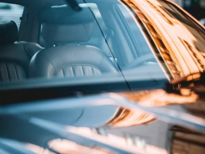 குளிர்காலங்களில் கார் கண்ணாடிகளில் பனி படிந்துவிடும். இரவிலெ வெங்காயத்தை வெட்டி கண்ணாடிகளில் தடவினால், கார் கண்ணாடியில் பனி படியாது.