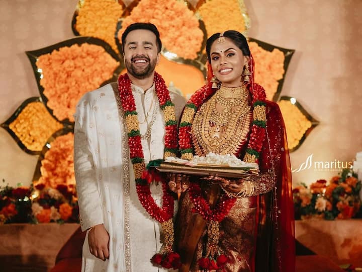 Karthika Nair Marriage Pictures : రంగం సినిమాతో తెలుగు, తమిళ్​లో భారీ హిట్​ను పొందింది కార్తీక. తాజాగా ఆమె ఓ ఇంటి మనిషి అయింది. ప్రస్తుతం ఆమె పెళ్లి ఫోటోలు సోషల్ మీడయాలో వైరల్​ అవుతున్నాయి.