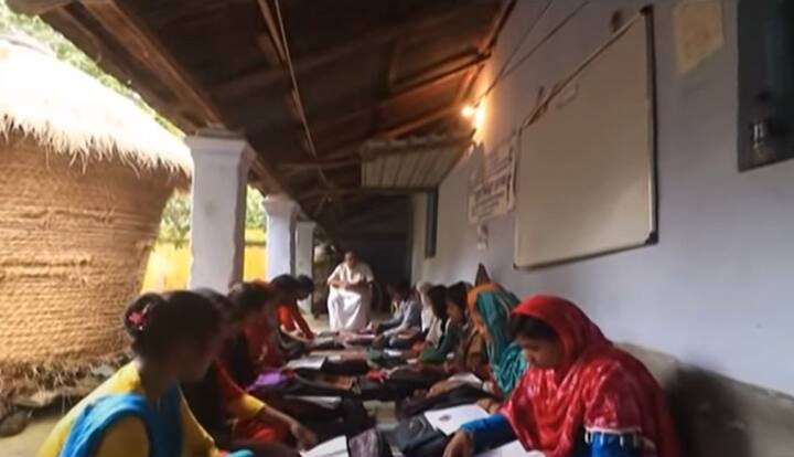 থ্যালাসেমিয়া আক্রান্তদের জন্য সামান্য পরিমাণ কিছু অর্থ মাস্টারমশাই-এর হাতে তুলে দেয় তারা। যা দিয়ে থ্যালাসেমিয়া রোগীদের সাহায্য করেন তিনি।