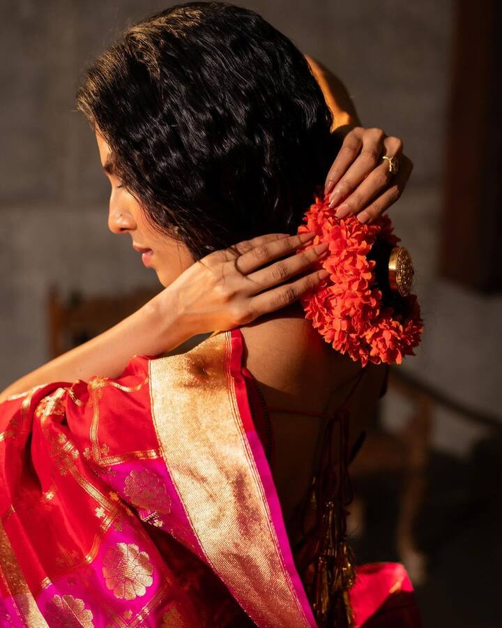 தனுஷ் படத்தை தொடர்ந்து தமிழில் நடிக்க சிறிது கேப் விட்ட மாளவிகா, தற்போது பா.ரஞ்சித் இயக்கத்தில் நடிகர் விக்ரம் நடிப்பில் வெளியாக உள்ள 'தங்கலன்' திரைப்படத்தில் நடித்திருக்கிறார்.