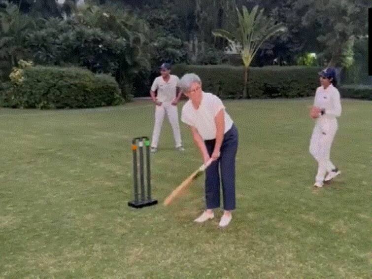 Video Of Australian Foreign Minister Playing Cricket With Youngsters Goes Viral After World Cup Final Video Of Australian Foreign Minister Playing Cricket With Youngsters Goes Viral After World Cup Final