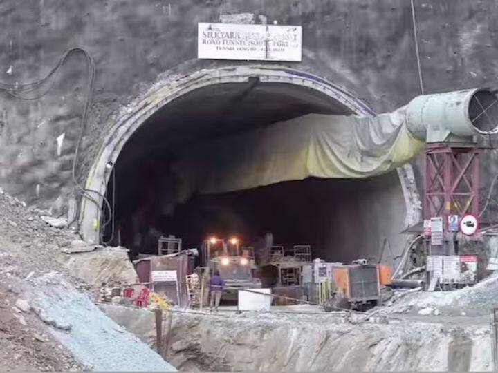 सुरंग के बाहर भारी मशीनों को देखा जा सकता है. इनमें से ज्यादातर मशीने सुरंग में छेद करने के लिए लाई गई हैं, ताकि मजदूरों तक जल्द से जल्द पहुंचा जा सके. इस बीच सुरंग में फंसे हुए मजदूरों की पहली तस्वीर सामने आई है.