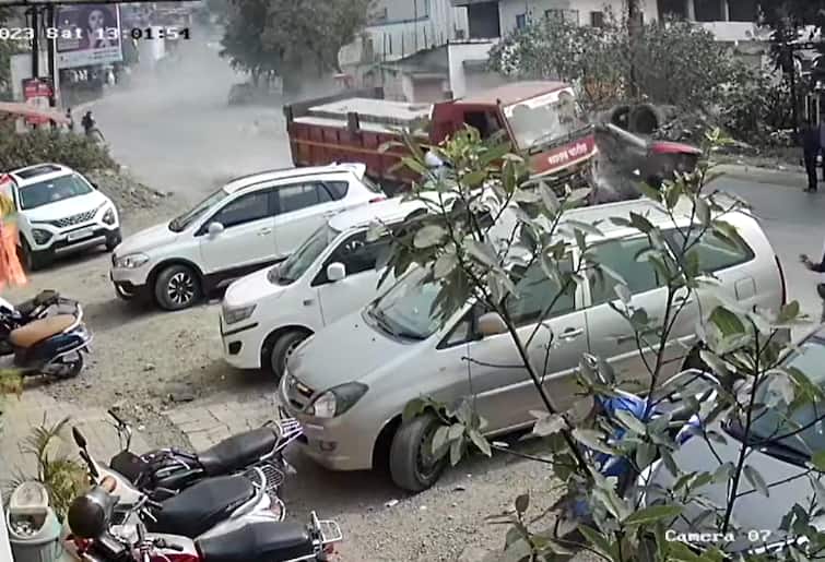 Pune Accident Speeding tempo crushes 6 vehicles at Pirangut Ghat Scary CCTV footage in front Pune marathi news Pune Accident : भरधाव टेम्पोनं 6 वाहनांना चिरडलं; धडकी भरवणारा CCTV फुटेज समोर