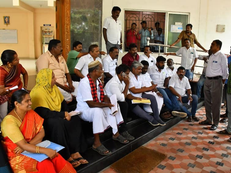 Councilors protest in Nellai to condemn mayor and commissioner TNN மேயர், ஆணையரை கண்டித்து கவுன்சிலர்கள் தர்ணா போராட்டம் - நீடிக்கும் மோதல்