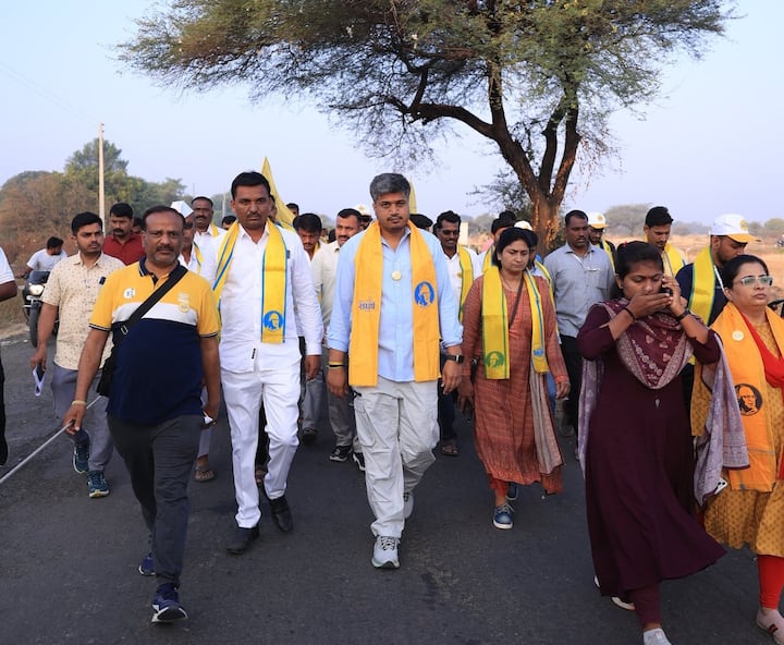 राष्ट्रवादीचे आमदार रोहित पवार यांनी युवा संघर्ष यात्रा काढली असून, ही यात्रा गेल्या तीन दिवसापासून बीड जिल्ह्यात आहे.