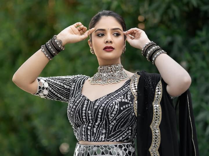 Sreemukhi Photos : అందాల శ్రీముఖి నల్ల డ్రెస్‌లో భలే అందంగా మెరిసిపోతోంది. ఆ ఫొటోలపై మీరూ ఓ లుక్కేయండి.