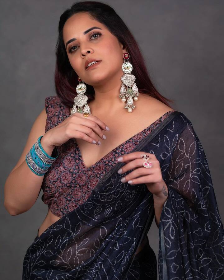 Anasuya Bharadwaj Latest Photos : 'పెదకాపు' సినిమాలో అనసూయ హీరో విక్రాంత్ మేనత్త పాత్రలో నటించారు. అయితే... ఆ సినిమాలో హీరో హీరోయిన్ల మధ్య 'అరెరే అరెరే తన వాటమే... అసలే పడదు మొహమాటమే! పలుచగా వేసినా... పావడ గోడ దాటినా జరిపదు ఎందుకో తెలిసేనా' అని ఓ పాట ఉంది. అనసూయ కొత్త ఫోటోలు చూస్తే ఆమె కోసమే రాసినట్టు లేదూ! (Image Courtesy : itsme_anasuya / instagram)