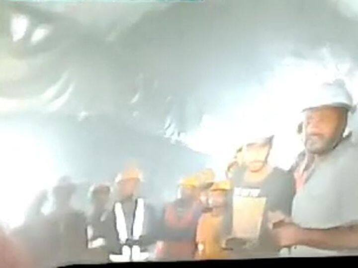 तस्वीरों में देखा जा सकता है कि सभी मजदूर स्वस्थ और सुरक्षित नजर आ रहे हैं. साथ ही उनके चेहरे पर इस बात की उम्मीद भी नजर आ रही है कि उन्हें बचा लिया जाएगा. सरकार इन्हें बचाने के लिए हर संभव प्रयास भी कर रही है.