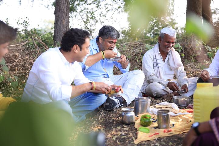 दरम्यान, यावेळी शेतकऱ्यांच्या आग्रहास्तव त्यांनी न्याहारीला ठेचा भाकर खाऊन शेतकऱ्यांचा आग्रह पूर्ण केला.