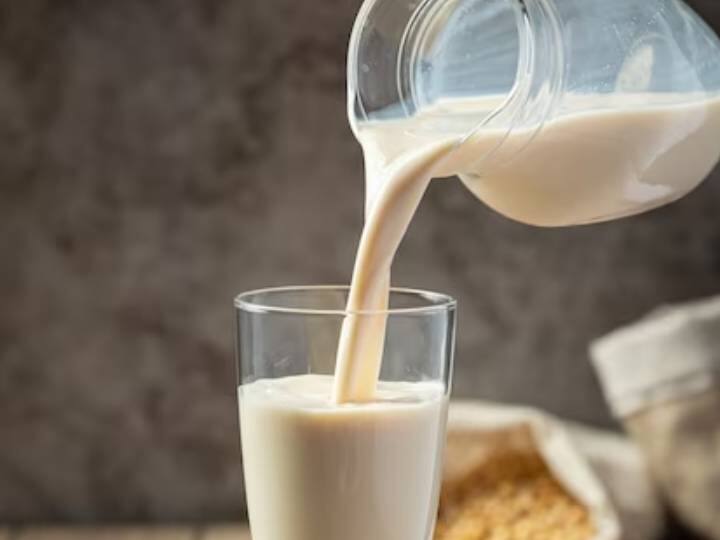 The best time to drink milk to get maximum benefits दूध पीने का सही वक्त क्या है? जब शरीर को मिलता है फायदा वरना हो जाएंगे गैस-एसिडिटी का शिकार