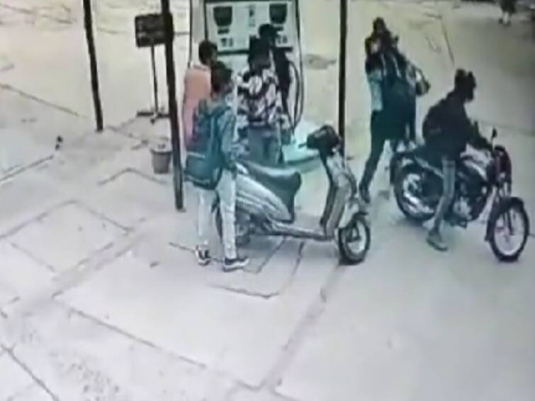 Shocking Video 2 Bike  Men Kidnap 19 Yr Old Girl From Petrol Pump In Madhya pradesh Gwalior Shocking Video: சினிமாவை மிஞ்சும் சம்பவம்! பட்டப்பகலில் இளம்பெண் கடத்தல் - வேடிக்கை பார்த்த பொதுமக்கள்