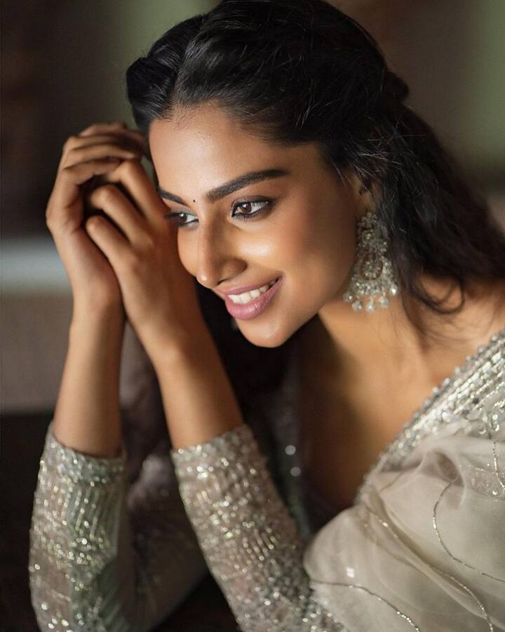 మీనాక్షి చౌదరీ లేటెస్ట్ ఫొటోలు - Image Credit: Meenakshi Chaudhary/Instagram