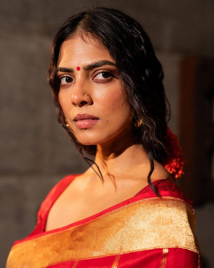 இப்படத்தின் மூலம் தமிழ் ரசிகர்களின் கவனத்தை ஈர்த்த மாளவிகா, பின்னர் விஜய் நடித்த 'மாஸ்டர்' படத்தில் விஜய்க்கு ஜோடியாக நடித்து அசத்தினார். ஏற்கனவே 'பேட்ட' படத்தில் மளவிகாவை நோட் செய்த ரசிகர்கள் மாஸ்டர் படத்தில் ரசிக்க தொடங்கினர்.