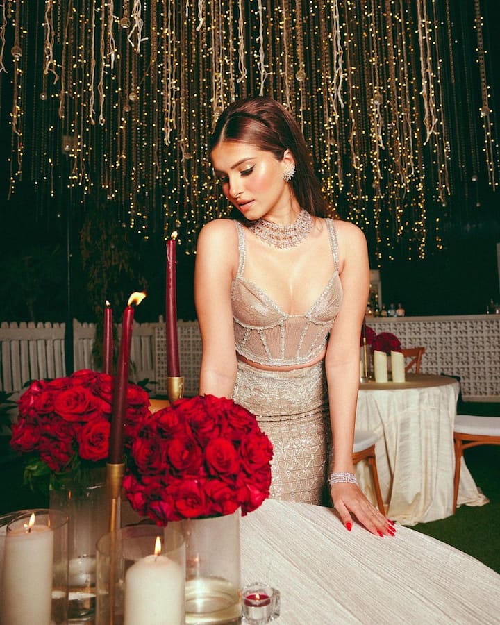 બોલીવૂડ એક્ટ્રેસ તારા સુતરીયા તેના નવા ફોટોશૂટને લઈ ચર્ચામાં છે. અભિનેત્રીએ સિલ્વર આઉટફિટમાં શાનદાર તસવીરો શેર કરી છે.