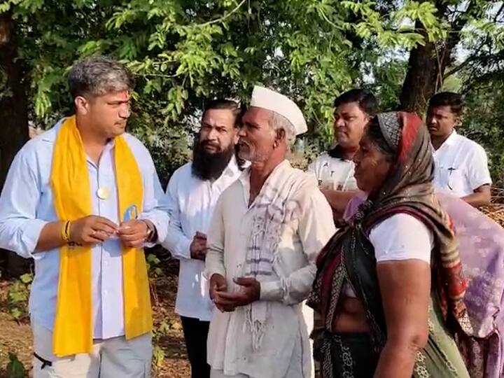 यंदा दुष्काळ असल्याने उत्पन्नात मोठी घट झाली असून, यंदा हंगामच वाया गेला असल्याची भावना या शेतकरी कुटुंबाने व्यक्त केली :रोहित पवार