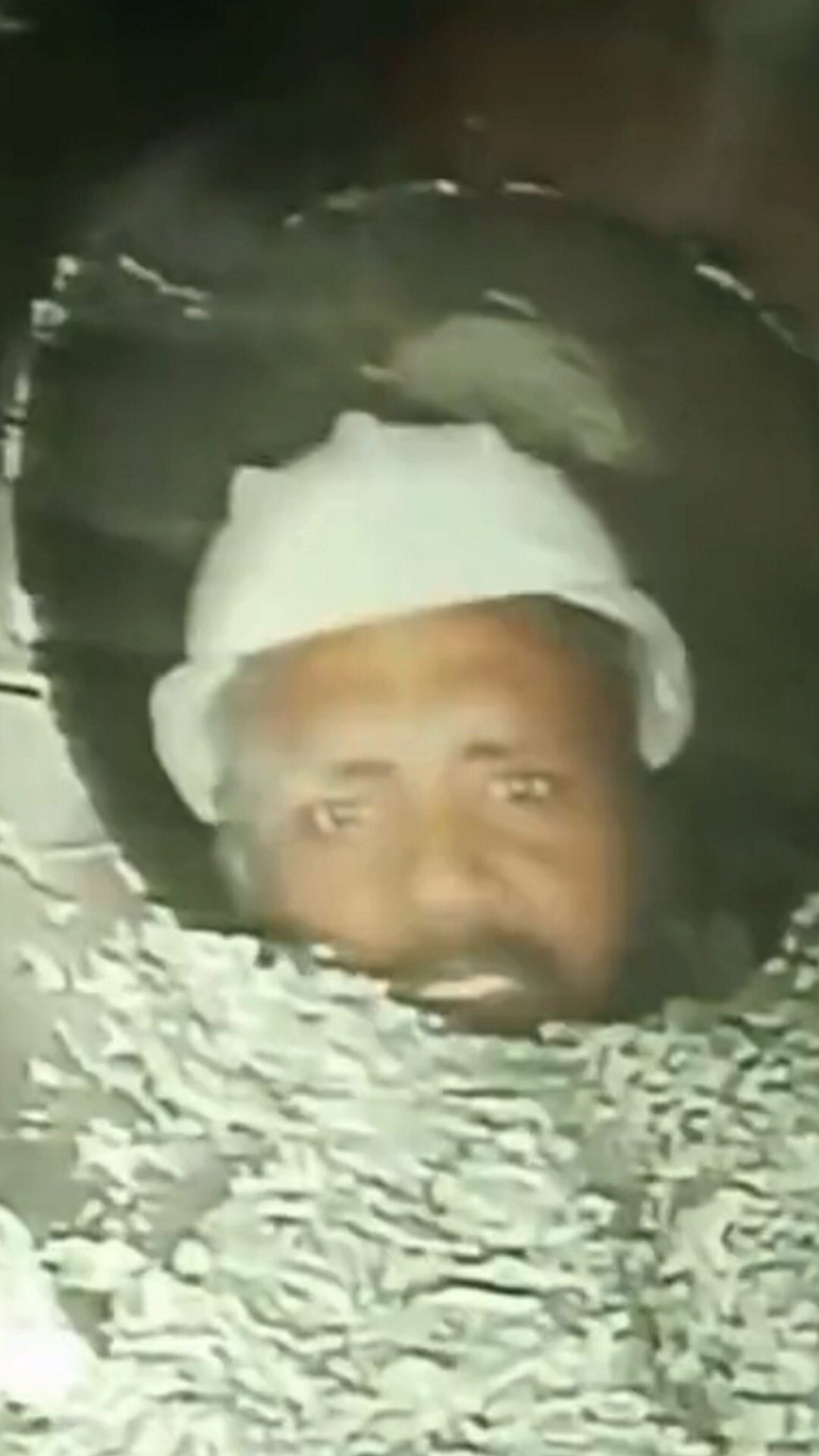 तस्वीरों में अन्दर आया मलबा