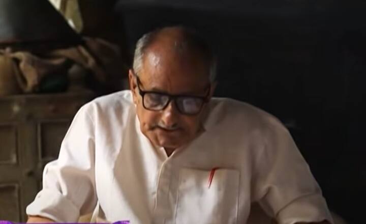 তবে এই যাত্রাপথে ছাত্র-ছাত্রীরাও সঙ্গ দিয়েছে তাঁকে।
