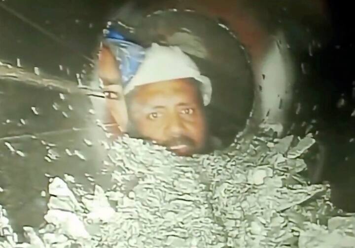 त्यानंतर ते म्हणले, 'ढिगाऱ्यातून 6 इंच व्यासाचा पाइप आतमध्ये टाकण्यात आला आहे. या पाईपलाईनद्वारे आवश्यकतेनुसार अन्नपदार्थ, औषधे आणि इतर वस्तू कामगारांना सहज पाठवल्या जात आहेत.' (Photo : PTI)