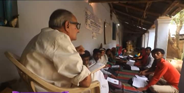 এরপরেই শুরু হয় তাঁর পাঠশালা। গত ১৮ বছর ধরে আশপাশের বিভিন্ন গ্রামের গরিব-দুঃস্থ পরিবারের পড়ুয়াদের পড়ান তিনি।