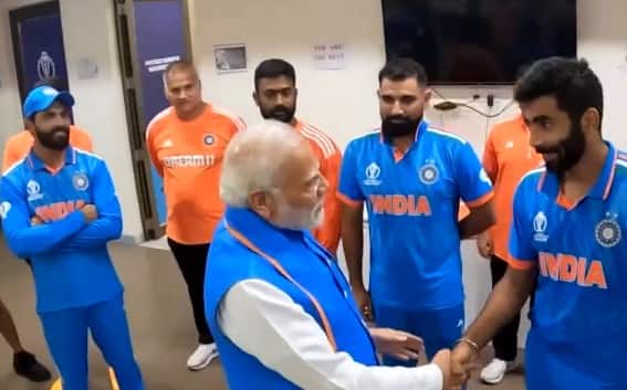 PM Modi meets Indian Cricket Team and Talk with Jasprit Bumrah in Dressing Room VIDEO: PM મોદીએ બુમરાહને પૂછ્યું- 'તું તો ગુજરાતી બોલે છે ને', બુમરાહના જવાબથી ડ્રેસિંગ રુમ હસવા લાગ્યો