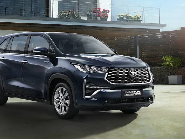 टोयोटा इनोव्हा हायक्रॉसच्या इंटीरियरमध्ये महत्त्वाचे अपडेट्स देण्यात आले आहेत. याला डॅशबोर्ड आणि दरवाजाच्या ट्रिमसाठी नवीन सॉफ्ट-टच, चेस्टनट ब्राऊन फिनिश मिळते, तर नियमित GX ट्रिमला ब्लॅक प्लास्टिक मिळते.