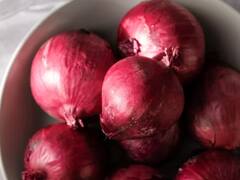 Unknown Onion Benefits : அட இதை இப்படியும் யூஸ் பண்ணலாமா? நீங்கள் அறிந்திராத வெங்காயத்தின் பயன்கள்!