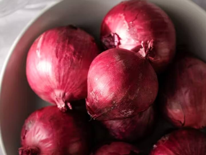 இந்திய சமையலில் முக்கிய பங்கு வகிக்கும் காய்கறிகளில் வெங்காயமும் ஒன்று. சமையல் தாண்டியும் வெங்காயத்தால் பல நன்மைகள் இருக்கிறது என்று சொன்னால் நம்ப முடியுமா..? இதோ நீங்கள் அறிந்திராத வெங்காயத்தின் அதிசய நன்மைகள்..!