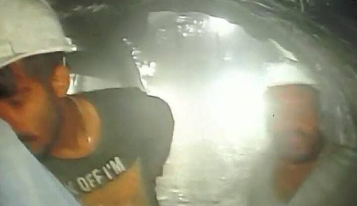 मुख्यमंत्री पुष्कर सिंह धामी यांनी ट्वीट करत सांगितलं आहे की, 'उत्तरकाशीतील सिल्क्यरा येथे निर्माणाधीन बोगद्यात अडकलेल्या मजुरांना पहिल्यांदा खिचडी पाठवण्यात आली आहे. (Photo : PTI)