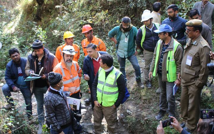 उत्तराखंडमधील उत्तरकाशी येथे निर्माणाधीन बोगद्यात गेल्या दहा दिवसांपासून 41 मजूर अडकले आहेत. त्यांना वाचवण्यासाठी 200 हून अधिक लोकांची टीम 24 तास बचावकार्य करत आहे. (Photo : PTI)