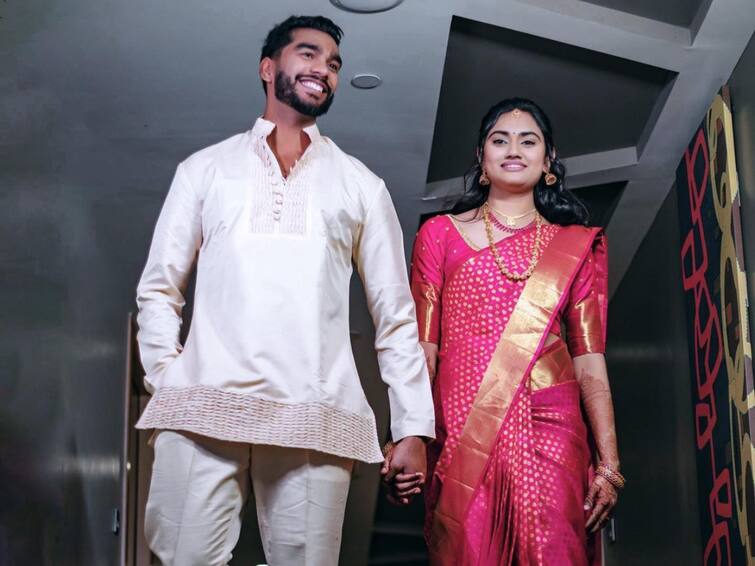 Indian Cricketer Venkatesh Iyer gets engaged to Shruti Raghunathan see pic Venkatesh Iyer Engaged: ఓ ఇంటివాడు కాబోతున్న వెంకటేష్‌ అయ్యర్‌, అమ్మాయి ఎవరంటే?