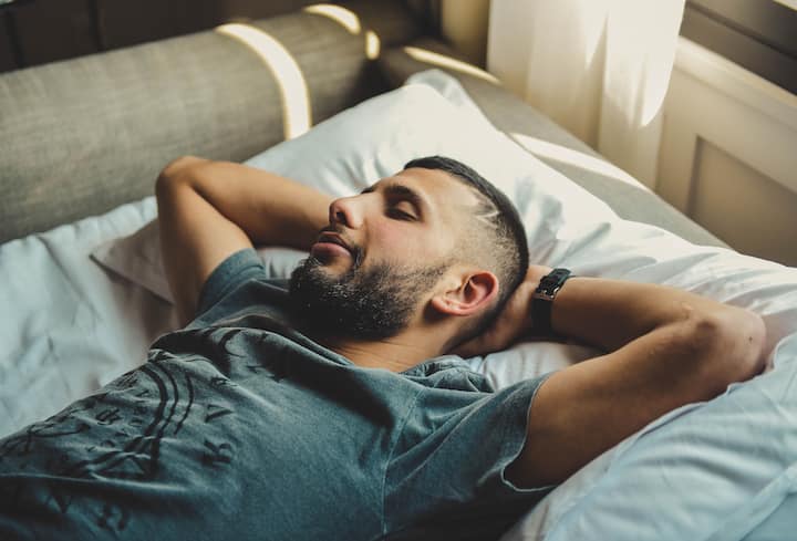Health Tips : तुम्हला ही झोपेत घोरण्याची सवय आहे? मग या कडे दुर्लक्ष करू नका...