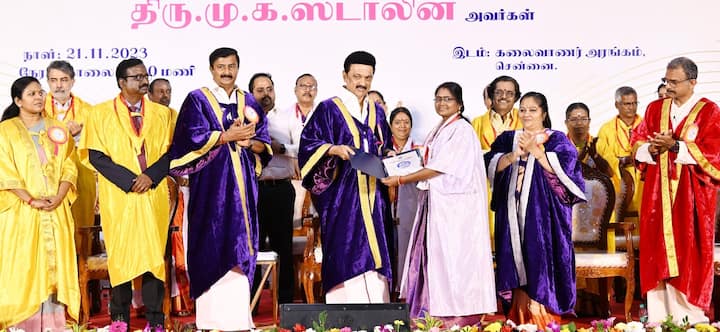 அந்த கல்லூரியில் படித்த மாணவ மாணவியர்களுக்கு பட்டங்களை வழங்கினார்.