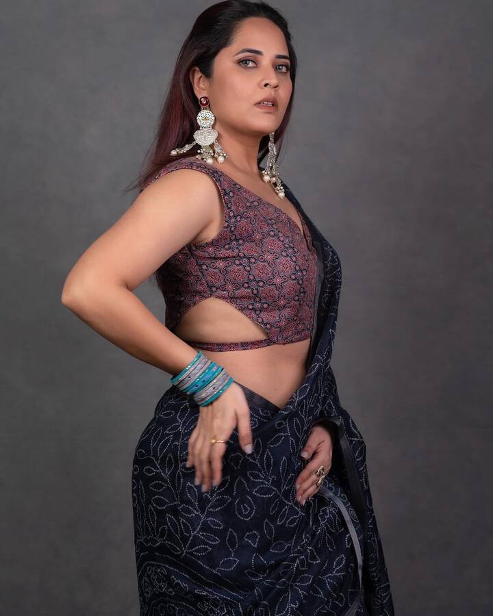సోషల్ మీడియాలో తనపై వచ్చే విమర్శలకు కూడా అనసూయ గట్టిగా బదులు ఇస్తున్నారు. (Image Courtesy : itsme_anasuya / instagram)