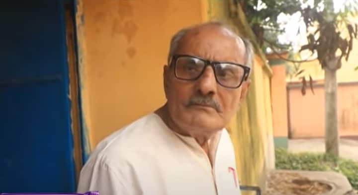 সুজিত চট্টোপাধ্যায়, পূর্ব বর্ধমানের আউশগ্রামের রামনগরের বাসিন্দা। মাত্র দু-টাকা গুরুদক্ষিণা নিয়ে বছরের পর বছর শিক্ষাদান করে চলেছেন তিনি।