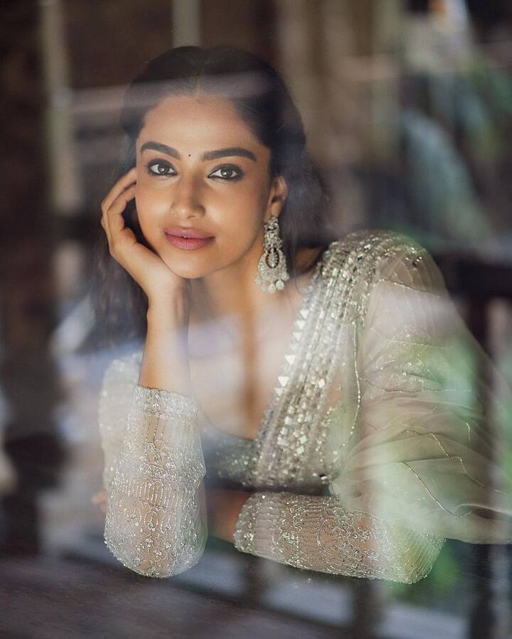 మీనాక్షి చౌదరీ లేటెస్ట్ ఫొటోలు - Image Credit: Meenakshi Chaudhary/Instagram