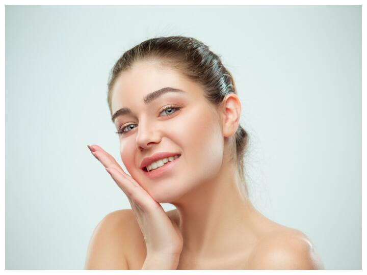 कौन नहीं चाहता कि उसका चेहरा हेल्दी, ग्लोइंग और खिला-खिला सा लगे, लेकिन बिजी लाइफस्टाइल, प्रदूषण और अनहेल्दी डाइट ने हमारी स्किन और चेहरे की चमक को कम कर दिया है.दिनभर के धूल-मिट्टी, प्रदूषण और मेकअप से त्वचा प्रभावित होती है. ऐसे में इंस्टेंट ग्लो पाने के लिए आप घर में रखी चीजों से फेस बना सकते हैं.