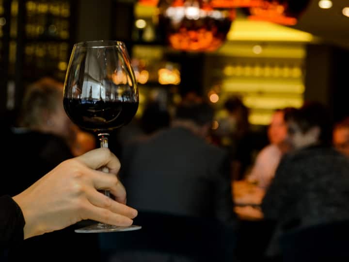 Low Alcohol Drinks: दुनिया भर में विभिन्न प्रकार के ड्रिंक्स उपलब्ध हैं. पुरुषों के अलावा, महिलाएं भी बियर, मोजिटो जैसी हल्की शराब और कॉकटेल का आनंद लेती हैं.