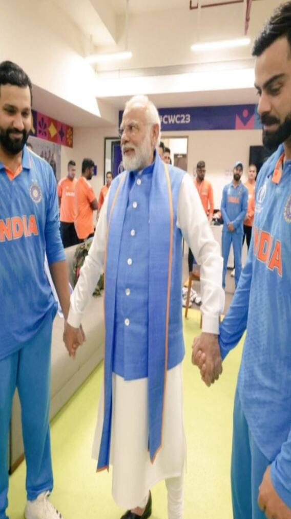 पीएम मोदींनी ड्रेसिंग रुममध्ये घेतली टीम इंडियाची भेट..