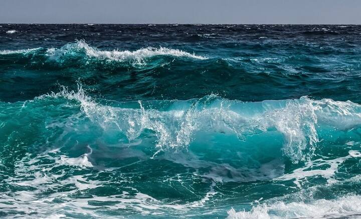 কথায় কথায় সাত সমুদ্র, ১৩ নদীর উল্লেখ করি আমরা। তাই বলে কি পানীয় জলের ঘাটতি মেটে? মোটেই না, কারণ সমুদ্রের লবণাক্ত জল পানযোগ্যই নয়।