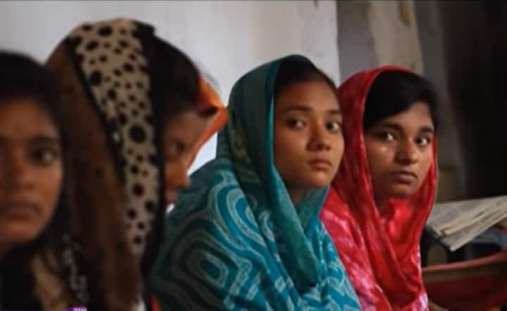 নবম, দশম শ্রেণির ছাত্র-ছাত্রীদের বাংলা, ইংরাজি, ইতিহাস পড়ান তিনি। একাদশ এবং দ্বাদশ শ্রেণির ছাত্রছাত্রীদের পড়ান বাংলা।