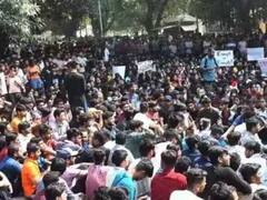 BHU मामले में पुलिस गिरफ्त से दूर हैं छात्रा से छेड़छाड़ के आरोपी, 18 दिन बाद खाली हैं पुलिस के हाथ