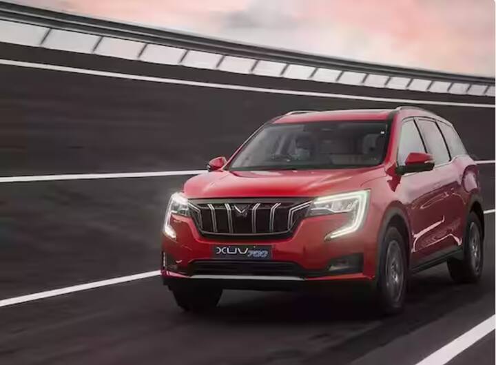 ਇਸ ਲਿਸਟ 'ਚ ਪਹਿਲੀ 7-ਸੀਟਰ ਕਾਰ ਮਹਿੰਦਰਾ XUV700 ਹੈ। ਇਸ SUV 'ਚ 200hp ਦੀ ਪਾਵਰ ਵਾਲਾ ਪੈਟਰੋਲ ਇੰਜਣ ਹੈ। ਇਸ ਨੂੰ ਘਰ ਲਿਆਉਣ ਲਈ ਤੁਹਾਨੂੰ 14.03 ਲੱਖ ਰੁਪਏ ਦੀ ਐਕਸ-ਸ਼ੋਰੂਮ ਕੀਮਤ ਦੀ ਲੋੜ ਹੋਵੇਗੀ।